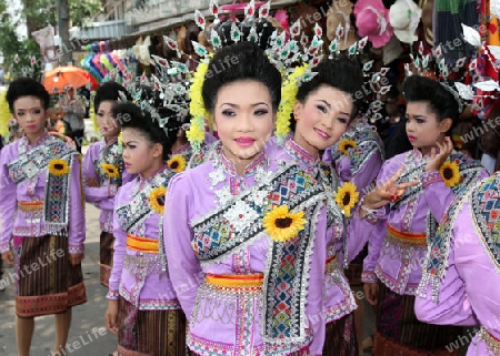 Menschen an der Festparade beim Bun Bang Fai oder Rocket Festival in Yasothon im Isan im Nordosten von Thailand. 