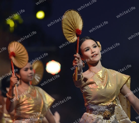 Taenzerinnen bei einem traditionellen Tanz im Santichaiprakan Park am Mae Nam Chao Phraya in der Hauptstadt Bangkok von Thailand in Suedostasien.