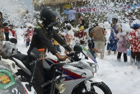 Das Songkran Fest oder Wasserfest zum Thailaendischen Neujahr ist im vollem Gange in Ayutthaya noerdlich von Bangkok in Thailand in Suedostasien.  