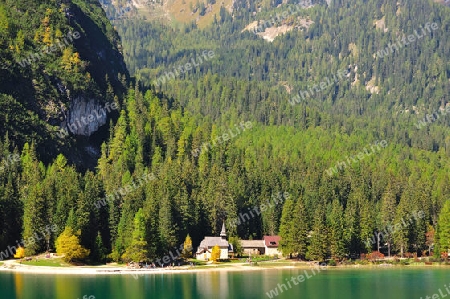 Wilder Bergsee im milden Herbst