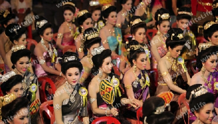 Eine Miss Kandidatin anlaesslich der Miss Wahl beim Bun Bang Fai oder Rocket Festival in Yasothon im Isan im Nordosten von Thailand. 