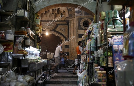 Eine Gasse mit Geschaeften im Souq in der Altstadt der Syrischen Hauptstadt Damaskus