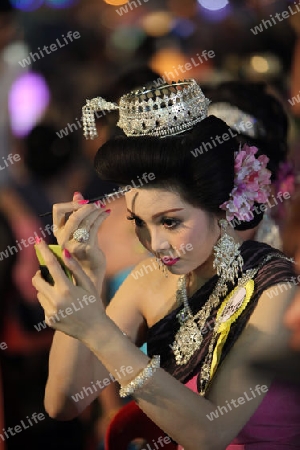 Eine Miss Kandidatin anlaesslich der Miss Wahl beim Bun Bang Fai oder Rocket Festival in Yasothon im Isan im Nordosten von Thailand. 