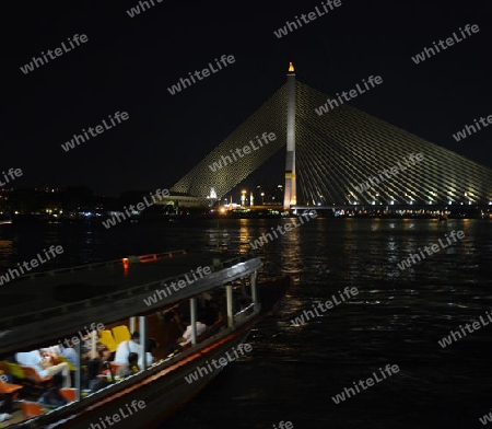 Die Rama VIII Bruecke ueber den Chao Phraya Fluss in der Stadt Bangkok in Thailand in Suedostasien.