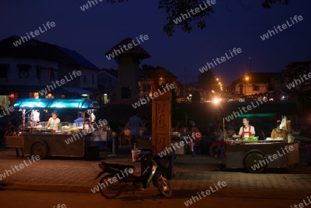 Das Altstadt Zentrum mit dem Nachtmarkt Platz am Grenzfluss Mekong River in der Stadt Tha Khaek in zentral Laos an der Grenze zu Thailand in Suedostasien.