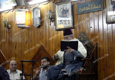 Der Geschichtenerzaehler Abu Shady im Cafe An Nafura im Souq oder Markt in der Altstadt und Hauptstadt von Syrien und Grossstadt von Damaskus in der uebersicht, Syrien 