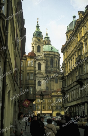 Eine Gasse in der Altstadt von Prag der Hauptstadt der Tschechischen Republik.