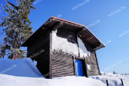 Holzhaus im Winter