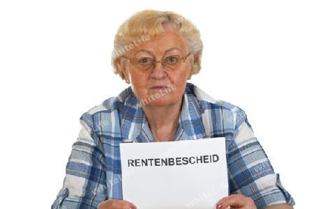 Seniorin mit Rentenbeschied- freigestellt auf weissem Hintergrund