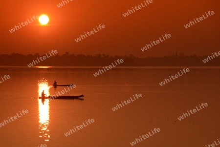 Ein Fischer auf dem See in Amnat Charoen im Isan im osten von Thailand,