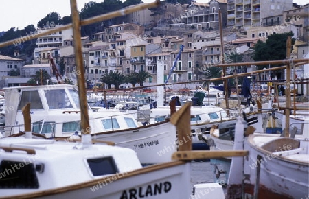 Das Fischerdorf Port de Alcudia mit dem Bootshafen im Februar im Osten der Insel Mallorca einer der Balearen Inseln im Mittelmeer.  