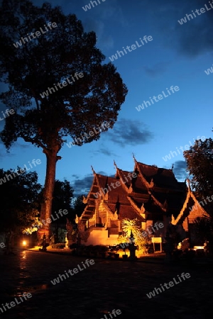 Die Architektur des Wat Chedi Luang Tempel in Chiang Mai im Norden von Thailand.