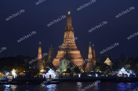 Die Tempelanlage des Wat Arun am Mae Nam Chao Phraya River in der Hauptstadt Bangkok von Thailand in Suedostasien.