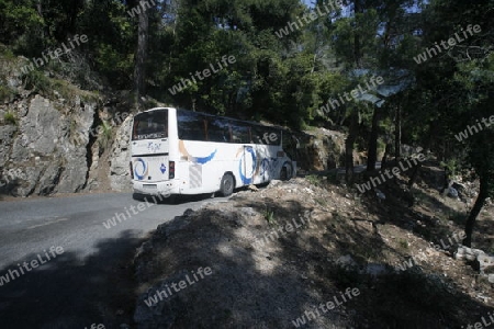 Ein Tour Bus in den Bergen bei Alcuida  im Osten der Insel Mallorca einer der Balearen Inseln im Mittelmeer.   