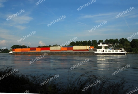 Containerschiff auf dem Rhein