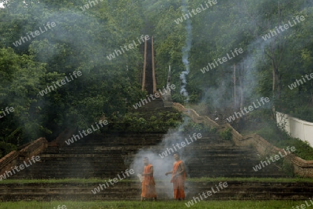 Der untere Teil des Tempel Wat Phra That Doi Kong Mu ueber dem Dorf Mae Hong Son im norden von Thailand in Suedostasien.