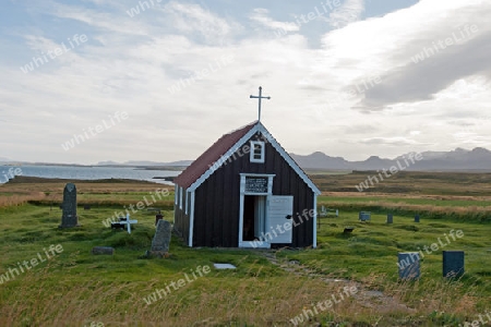 Der Nordwesten Islands, Kirche von Bjarnah?fn vor der Kulisse des Fjordes Breidafj?rdur im Norden der Halbinsel Sn?fellsnes 