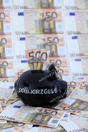 Sparschwein mit der Aufschrift " Schwarzgeld" und diversen 50 Euro Banknoten