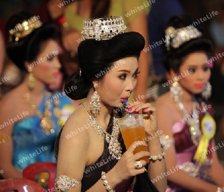 Eine Miss Kandidatin anlaesslich der Miss Wahl beim Bun Bang Fai oder Rocket Festival in Yasothon im Isan im Nordosten von Thailand. 