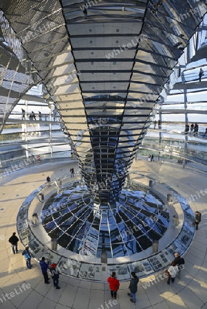 Innenraum mit verspiegelter Mittels?ule der Reichstagskuppel, Reichstag Berlin, Architekt Sir Norman Foster, Berlin, Deutschland, Europa