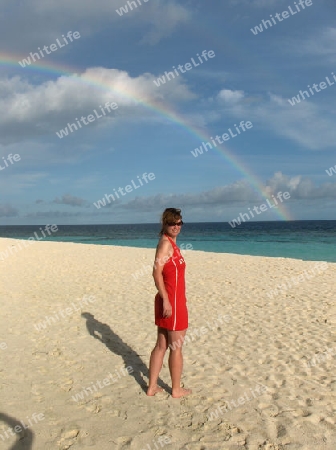 Regenbogen am wei?en Sandstrand