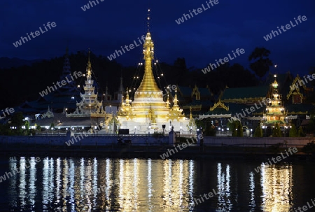 Der Tempel Wat Jong Kham und Jong Klang am See Nong Jong Kham im Dorf Mae Hong Son im norden von Thailand in Suedostasien.