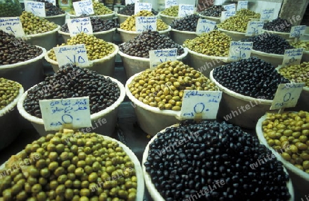 Oliven auf dem Souq oder Markt in der Medina der Altstadt von Aleppo im Norden von Syrien im Nahen Osten.  