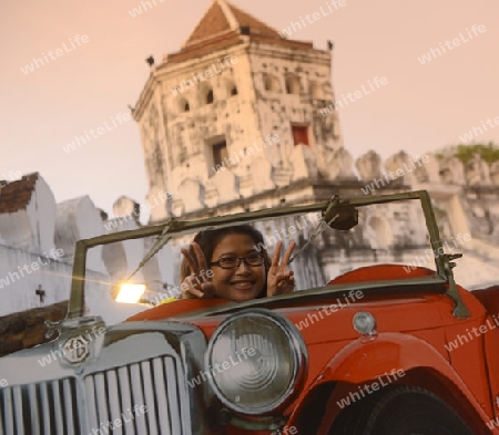 Ein papkarton Auto vor dem Fort Sumen bei einem Fest im Santichaiprakan Park am Mae Nam Chao Phraya in der Hauptstadt Bangkok von Thailand in Suedostasien.