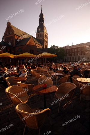 Europa, Osteuropa, Baltikum, Lettland, Riga, Hauptstadt, Altstadt, Domplatz, Dom, Kirchturm, Restaurant, Abend, 
Ein Restaurant und Bierhaus vor dem Dom am Domplatz in der Altstadt von Riga der Hauptstadt von Lettland im Baltikum und Osteuropa.   