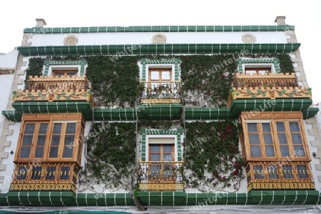 Bunte Hausfassade mit Bougainvillea, Andalusien