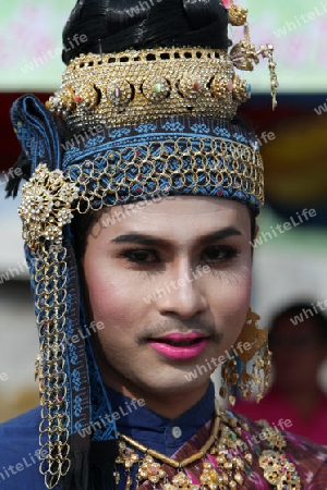 Eine traditionelle Tanz Gruppe zeigt sich an der Festparade beim Bun Bang Fai oder Rocket Festival in Yasothon im Isan im Nordosten von Thailand. 