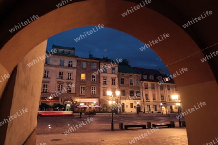 Der Maly Rynek Platz mit der Marienkirche in der Altstadt von Krakau im sueden von Polen. 