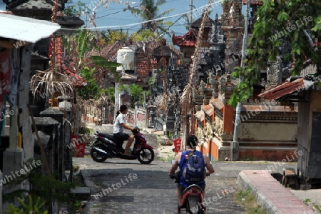 Asien, Suedost, Indonesien, Bali, Nusa Lembongan, Insel, Lembongan, Dorf, Hauptort, Architektur, Gasse, Strasse, Tempel, Kultur, Tradition, Alltag,    (Urs Flueeler) 