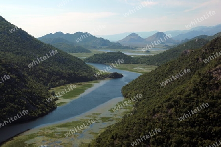 Die Landschaft bei Rijeka Crnojevica mit dem Fluss Rijeka Crnojevica am westlichen ende des Skadarsko Jezero See oder Skadarsee in Zentral Montenegro in Montenegro im Balkan am Mittelmeer in Europa.