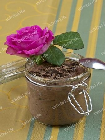 Schokoladenpudding mit einer pinkfarbenen Rose