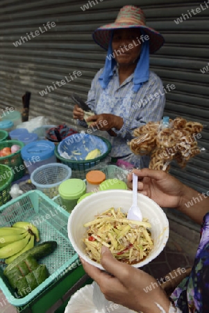 Eine thailaendische Strassenkueche in der Hauptstadt Bangkok von Thailand in Suedostasien.