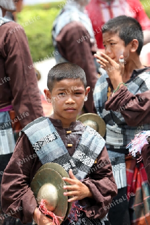 Ein Musiker einer  traditionellen Tanz Gruppe zeigt sich an der Festparade beim Bun Bang Fai oder Rocket Festival in Yasothon im Isan im Nordosten von Thailand. 