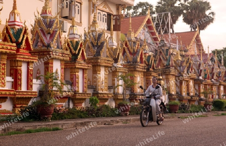 Der Tempel Wat Sainyaphum in der Stadt Savannahet in zentral Laos an der Grenze zu Thailand in Suedostasien.