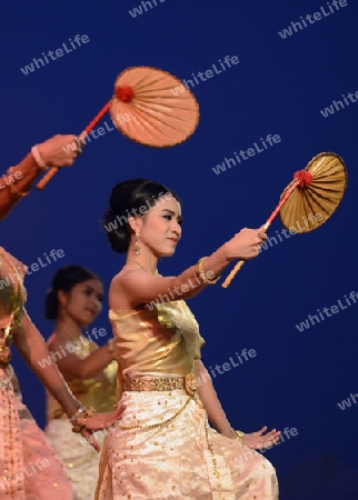 Taenzerinnen bei einem traditionellen Tanz im Santichaiprakan Park am Mae Nam Chao Phraya in der Hauptstadt Bangkok von Thailand in Suedostasien.