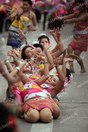 Eine traditionelle Tanz Gruppe zeigt sich an der Festparade beim Bun Bang Fai oder Rocket Festival in Yasothon im Isan im Nordosten von Thailand. 