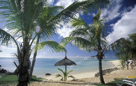 Ein Sandstrand an der Westkueste von Mauritius im Indischen Ozean. 