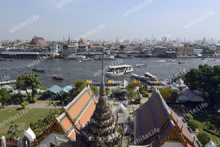 Die Tempelanlage des Wat Arun am Mae Nam Chao Phraya River in der Hauptstadt Bangkok von Thailand in Suedostasien.