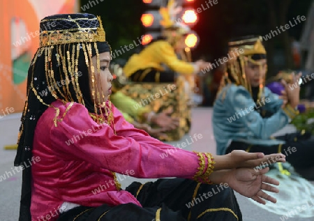 Kinder bei einem traditionellen Konzert im Santichaiprakan Park am Mae Nam Chao Phraya in der Hauptstadt Bangkok von Thailand in Suedostasien.