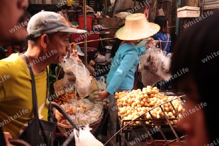 Menschen auf dem Grossen Lebensmittelmarkt von Talat Warorot in Chiang Mai im Norden von Thailand.