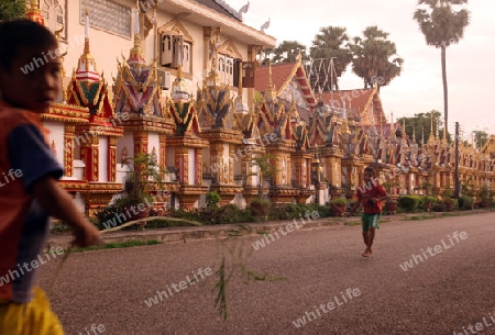 Der Tempel Wat Sainyaphum in der Stadt Savannahet in zentral Laos an der Grenze zu Thailand in Suedostasien.