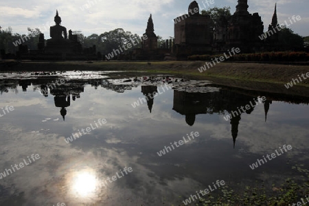 Eine Buddha Figur  im Wat Mahathat Tempel in der Tempelanlage von Alt-Sukhothai in der Provinz Sukhothai im Norden von Thailand in Suedostasien.