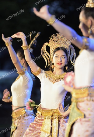 Taenzerinnen bei einem traditionellen Tanz im Santichaiprakan Park am Mae Nam Chao Phraya in der Hauptstadt Bangkok von Thailand in Suedostasien.