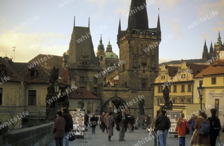 Auf der Karlsbruecke ueber dem Vltava Fluss von Prag der Hauptstadt der Tschechischen Republik.