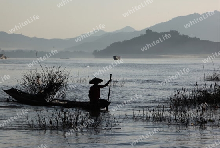 Ein Fischerboot auf dem Mekong River bei Luang Prabang in Zentrallaos von Laos in Suedostasien.