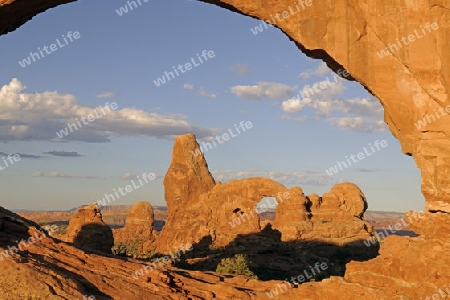 Blick durch das " North Window" bei Sonnenaufgang auf den Felsen mit dem "Turret Arch", Arches Nationalpark, Utah, Suedwesten USA